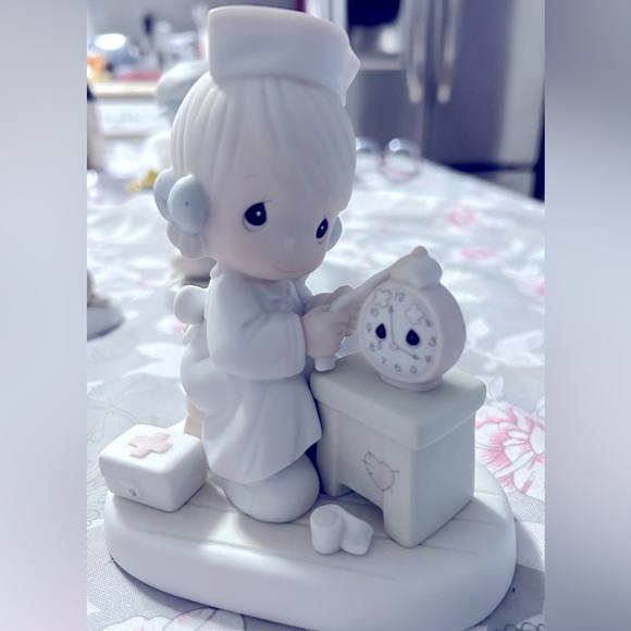 Retired Precious Moments figurine “Time Heals” - Picture 1 of 7